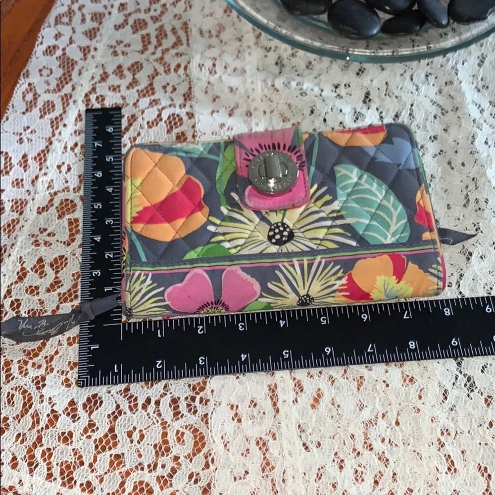 ⚠️ Stained New Listing Vera Bradley Wallet Pre Own - Picture 6 of 6
